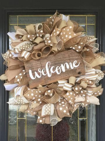 Wood Welcome Sign, Mesh Ribbon Wreaths, Neutral Farmhouse, Deco Mesh Wreaths Diy, Mesh Wreath Diy, Deco Wreaths, Burlap Crafts, Christmas Wreaths For Front Door, Mesh Ribbon