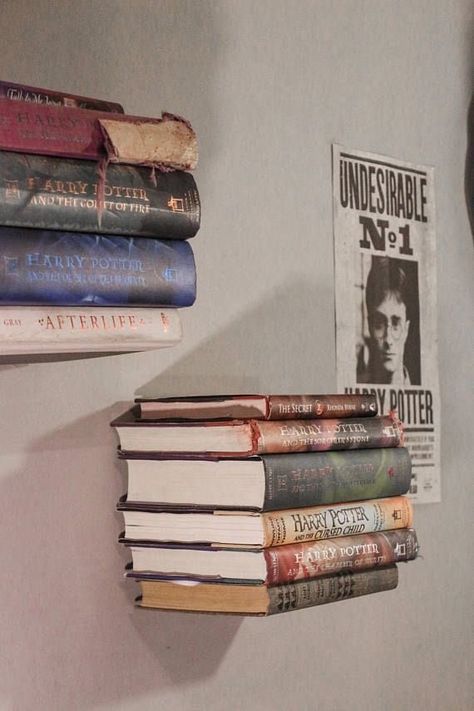 Dorm Room Hogwarts, Harry Potter Dorm Room Ideas, Room Ideas Shifting, Gryffindor Bedroom Ideas, Hogwarts Themed Room, Gryffindor Dorm Room, Harry Potter Camera, Harry Potter Room Decor Bedroom Ideas, Harry Potter Dorm Room