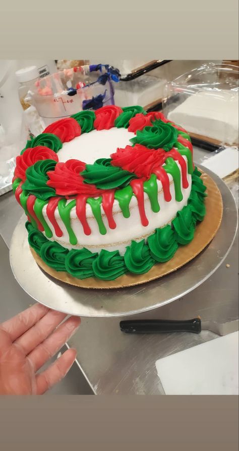 Christmas Cake Red And Green, Green And Red Cake, White Christmas Theme, Green Birthday Cakes, 2 Tier Cake, New Year's Cake, Green Cake, Red And White Christmas, Red Cake