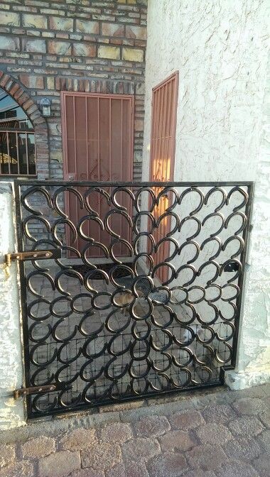 The gate Kevin made for our house in Mexico... Out of our horses shoes! Arte Cowboy, Horseshoe Crafts Projects, Horseshoe Projects, Horseshoe Decor, Welding Art Projects, Hemma Diy, Horseshoe Crafts, Equestrian Decor, Horse Crafts