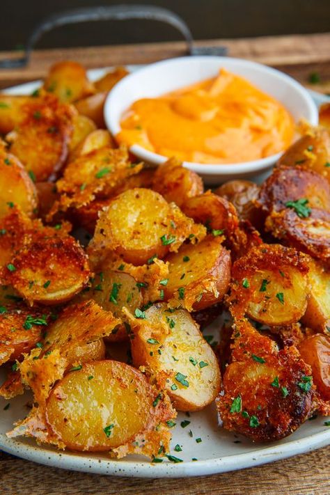 Crispy Parmesan Roast Potatoes Parmesan Roasted Potatoes, Roasted Potato Recipes, Roast Potatoes, Potato Side Dishes, Potato Wedges, Potato Dishes, Fried Potatoes, Side Recipes, Veggie Dishes