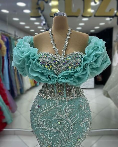 FILIZ on Instagram: "Dress by @filizi_dress" Beautiful Lace Gown Styles, Traditional Bridal Dresses, Madam Blouse, Award Outfits, Fancy Sleeves, Asoebi Lace, Random Clothing, Dresses Glitter, Character Clothes