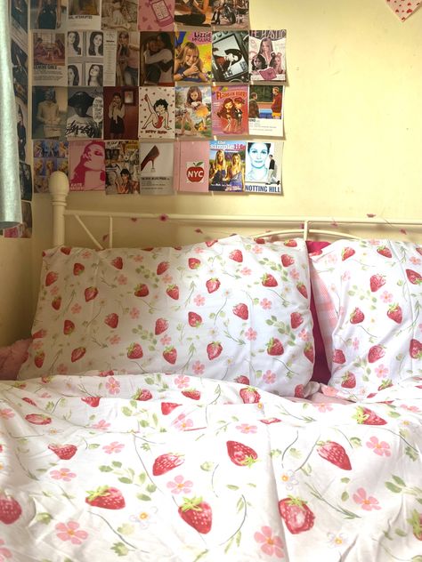 Bedroom inspo ✨ Strawberry Bed Cover, Strawberry Theme Bedroom, Strawberry Bedsheets, Strawberry Room Decor, Strawberry Bedroom, Strawberry Room, Strawberry Bedding, Strawberry Bed, Pillow Aesthetic