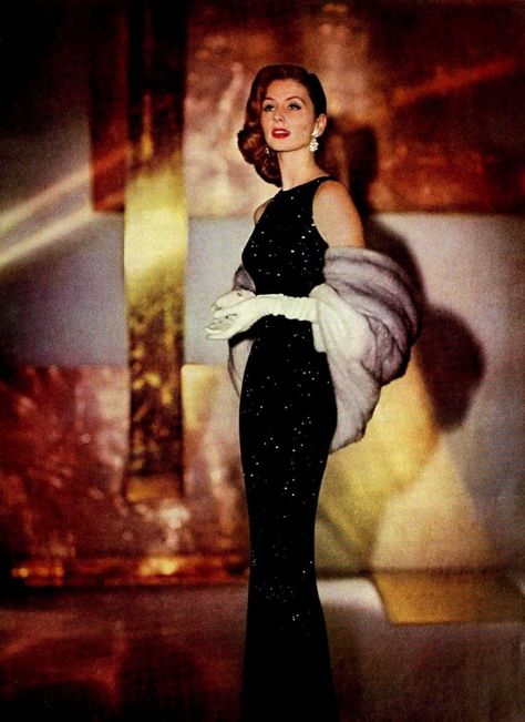 10 stunning vintage evening dresses: Eye-catching form-fitting bodycon styles from the 1950s and 1960s - Old Hollywood Glamour Dresses, Hollywood Glam Dress, Hollywood Glamour Dress, Vintage Evening Dresses, Old Hollywood Fashion, Hollywood Vintage, Glamour Outfit, Vogue Vintage, Vintage Hollywood Glamour