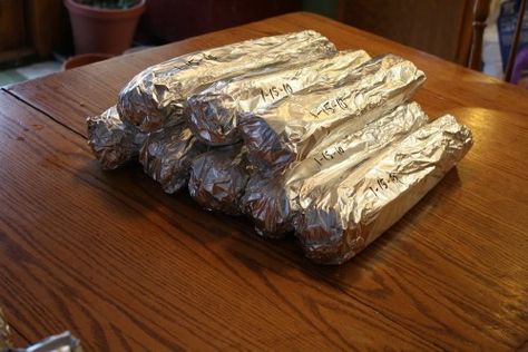 Wrap Veggies in Aluminum Foil  Before storing broccoli, lettuce and celery, wrap it in aluminum foil. The foil will help to keep veggies crisp for up to 4 weeks. Just wrap in foil and store in your fridge’s crisper drawer. Instead of throwing out lettuce and other vegetables a few days after you buy them, you can keep them for up to a month so you don’t have to rush to eat them the minute you get home from the grocery store. Head Of Lettuce, Kalay, Tin Foil, Think Food, 21 Day Fix, Back To Nature, Baking Tips, Cooking Kitchen, Kitchen Hacks