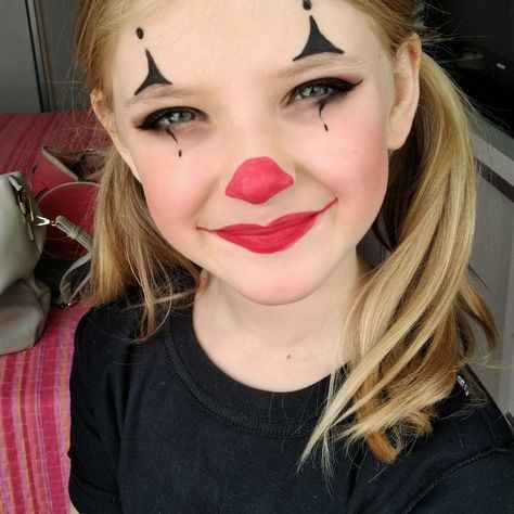 Clown Facepainting Easy, Kids Halloween Makeup Ideas, Easy Cute Face Painting, Kids Clown Face Paint, Cool Face Paint Ideas Halloween, Clown Face Paint Kids Easy, Cute Clown Makeup For Kids, Cute Clown Face Paint, Face Painting Ideas Halloween