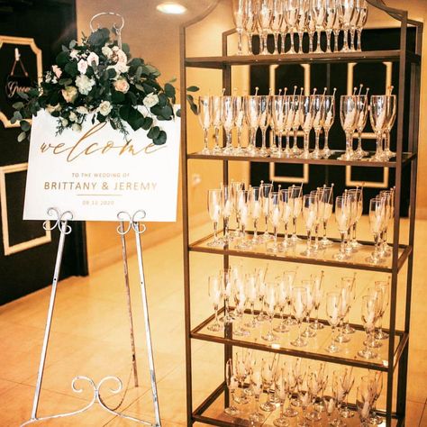 Champagne Table Display Wedding, Welcome Drink Table Ideas, Champagne Display Ideas, Wedding Welcome Drinks Table, Welcome Drink Wedding, Wedding Champagne Display, Wedding Welcome Drinks Ideas, Welcome Drink Ideas Parties, Champagne Bar Wedding