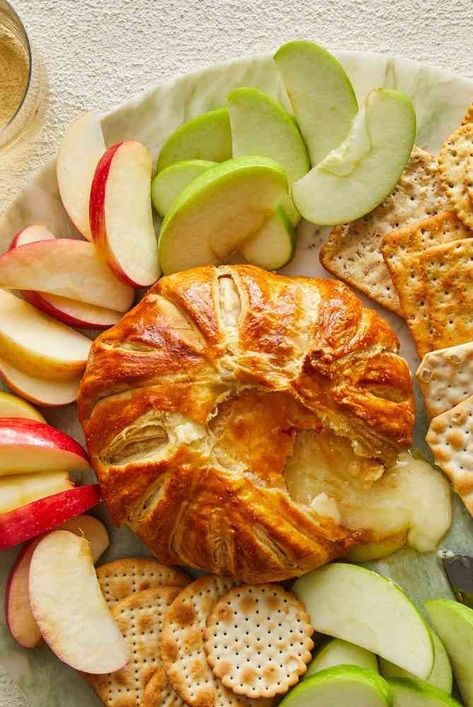 Cooking Brie Cheese, Pie, Brie Pastry Appetizer, Thanksgiving Baked Brie In Puff Pastry, Baked Brie Recipes Puff Pastry Thanksgiving Appetizers, Brie Puffed Pastry Recipes, Puff Pastry Charcuterie Board, Bake Brie In Puff Pastry, Baked Brie In Puff Pastry Honey