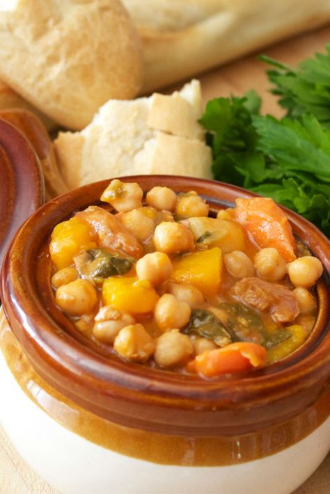 chickpea stew vert Cuba Recipes, Cuban Meals, Garbanzo Bean Soup, Cactus Quilt, Dominican Recipes, Hispanic Recipes, Garbanzo Bean, Cuban Dishes, Bean Soup Recipe