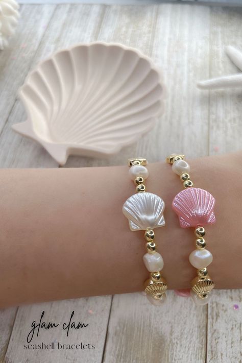 ✨ Shell, yeah! Let's shell-ebrate summer with these stunning clam shell bracelets! The listing is for one bracelet, images showing more than one are an example of how it would look stacked with other Tropical Pink bracelets. The bracelet will come in a drawstring bag, ready to be gifted or for you to enjoy! Shell Bracelet Diy, Boho Beach Theme, Seashells Bracelet, Bracelet Images, Aesthetic Pearls, Sea Shell Bracelet, Pink Bracelets, Shell Yeah, Seashell Bracelet