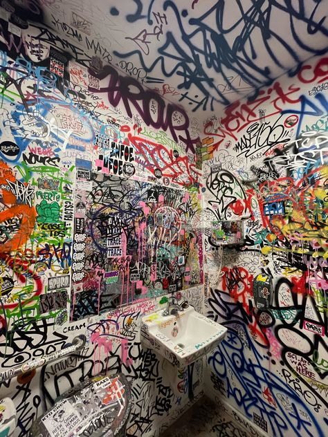 Room Graffiti, Aesthetic Graffiti, Graffiti Bedroom, Graffiti Aesthetic, Graffiti Room, Bathroom Graffiti, Bathroom Tips, Art Pinterest, Graffiti Photography