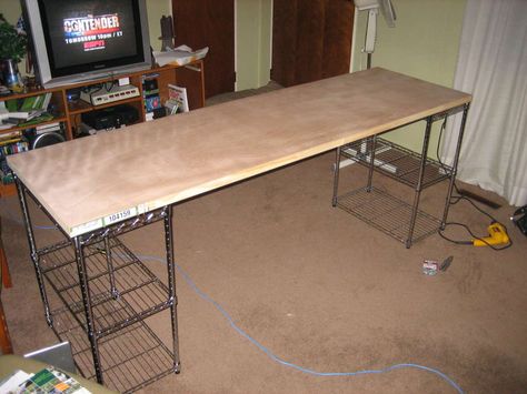 DIY desk project - this looks easy enough! AND I HAVE THESE SAME EXACT 2 SHELVING SYSTEMS :-) Desk Cheap, Homemade Desk, Diy Corner Desk, Diy Office Desk, Tiny House Appliances, Diy Computer Desk, Cheap Desk, Cheap Diy Home Decor, Table Office