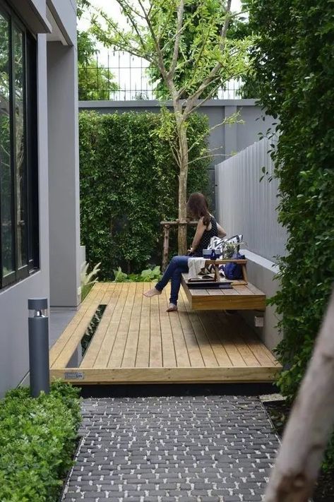 Picture of a small modern side yard with a deck and a floating bench plus greenery walls and a tree for relaxing outside Small Backyard Garden Design, Modern Backyard Landscaping, Landscaping Inspiration, Minimalist Garden, Small Backyard Gardens, Backyard Porch, Landscape Designs, Modern Backyard, Modern Patio