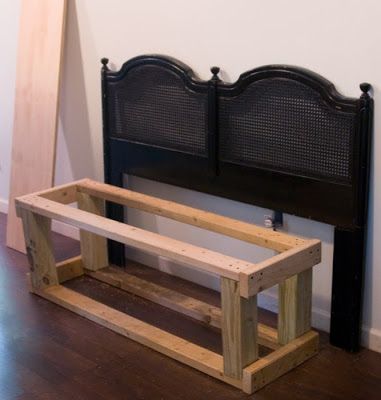 Upcycling, Entry Storage Bench, Make A Bench, Diy Furniture Chair, Headboard Benches, Old Headboard, Old Wood Doors, Making A Bench, How To Make Headboard