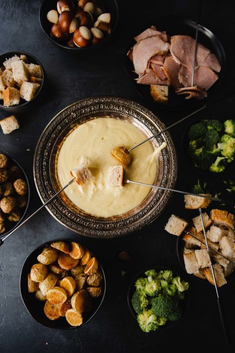 Winter Fondue Party, Mini Fondue Ideas, Fondue Party Table Setting, Italian Fondue, Melting Pot Fondue Recipes, Brie Fondue, Cheese Fondue Dippers, Fondue Ideas, Fondue Cheese