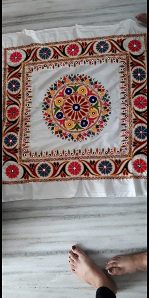 Bedsheets Designs, Crochet Bedsheets, Kutch Work Designs, Embroidery Wall Art, Stylish Crochet, Cushion Cover Designs, Hand Embroidery Patterns Flowers, Hand Embroidery Videos, Basic Embroidery Stitches