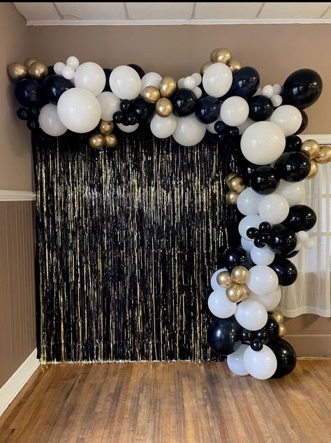 Balloon Decorations For Graduation Party, Photo Both For Party, Simple 18th Birthday Decorations, Balloon Decorations For Birthday At Home, 30th Birthday Backdrop Ideas, Black Tie Birthday Party Ideas, 21st Birthday Decorations At Home, 90 Birthday Party Ideas Decoration, Unique Birthday Decoration Ideas At Home