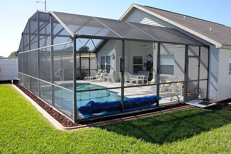 Screened-in Pool & Patio. Would love in my backyard Enclosed Swimming Pool Ideas, Florida Patio Ideas Screened Pool, Screened In Pool Ideas, Enclosed Pool Patio Ideas, Screen Pool Patio Ideas, Screened Pool Patio Ideas, Enclosed Pool, Pool Screen Enclosure, Ideas De Piscina