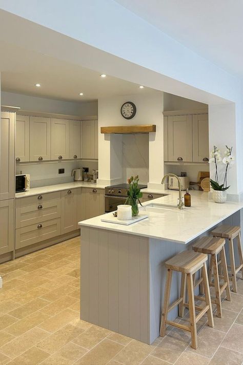 Cashmere Shaker Kitchen, Modern Shaker Kitchen, Natural Wood Accents, Kitchen Diner Extension, Bungalow Kitchen, Open Plan Kitchen Dining Living, White Shaker Kitchen, Kitchen Layout Plans, Open Plan Kitchen Dining