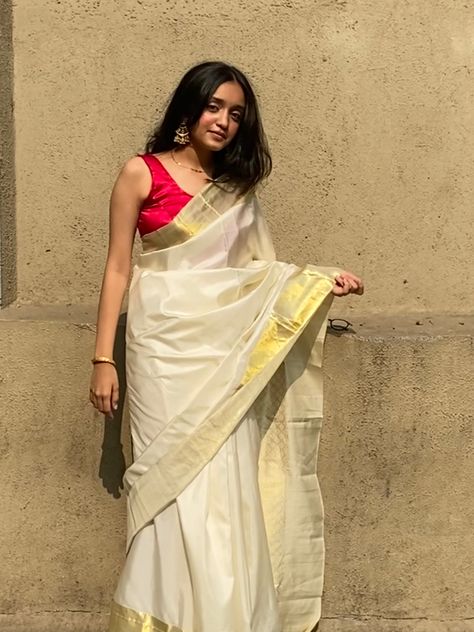 Kasavu Saree Look, Onam Saree Ideas For College, Onam Outfits Ideas 2023, Kerala Saree Styling, Onam Saree Kerala Blouse, Modern Onam Outfits, Onam Saree Look, Kerala Saree Look, Onam Saree Blouse Ideas