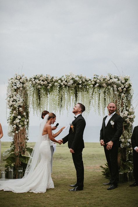 Wedding Ceremony Ideas, Beach Side Wedding, Outdoor Party Lighting, Wedding Party Photography, Outdoor Bride, Party Vibe, Wedding Altars, Wedding Expenses, Beach Side