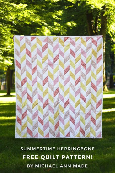 Summertime Herringbone Quilt - Now A Free Quilt Pattern! Tela, Patchwork, Herringbone Quilt, Quilt Modernen, Tshirt Quilt, Beginner Quilt Patterns, Easy Quilt Patterns, Chevron Quilt, Quilting For Beginners