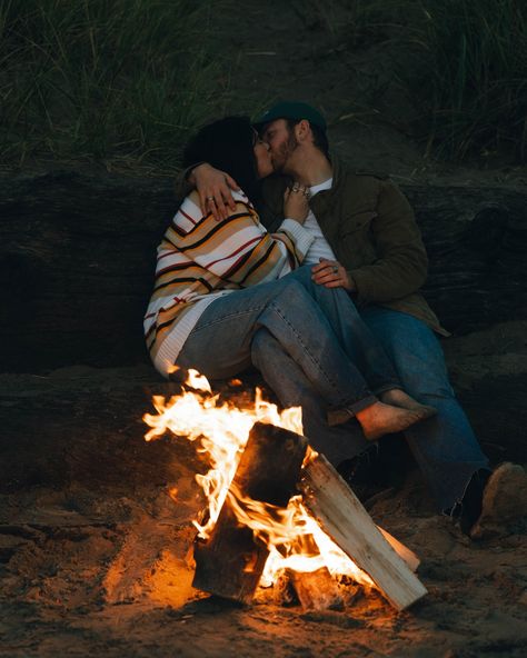 Two posts in one day? Who is she? 🔥 • •Bonfire sunset beach photo session in Oregon• Host: @elyselanephotography Models: @penelopeandluke Photographer: @isabelbrachophotos Campfire Photoshoot, Backyard Campfire, Beach Photo Session, Candid Engagement Photos, Who Is She, Engagement Photo Poses, Dc Wedding, Engagement Outfits, Beach Photo