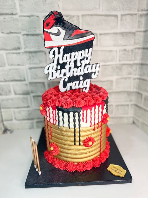 Sweet 16 Sneaker Ball Cake Ideas, Sneaker Ball Cake Ideas, Sneaker Cake Ideas, Sports Desserts, Nike Birthday, Jay Birthday, Jordan Cake, Men Cakes, 40th Birthday Men