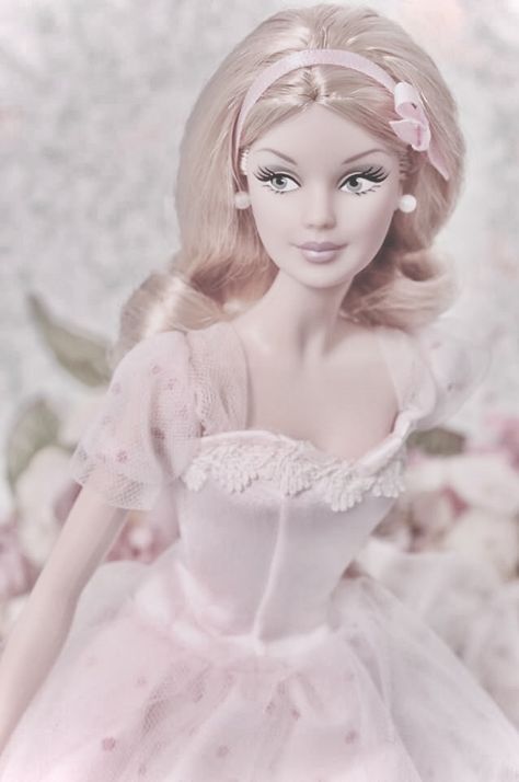 Barbie Coquette, Vintage Princess Aesthetic, Old Barbie Dolls, The Cardigans, Doll Aesthetic, Vintage Princess, Pink Girly Things, Vintage Barbie Dolls, Blogger Girl