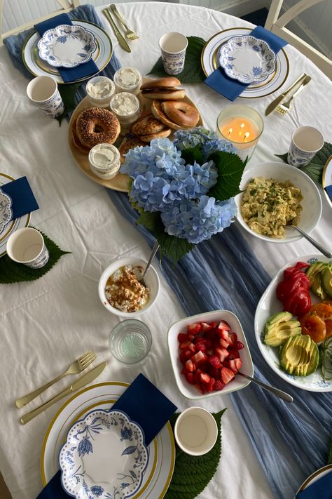 A charming and simple brunch by the beach in Rhode Island for a girls trip. Our Amazon-sourced decor will exude coastal simplicity. The centerpiece, fresh flowers in a vase, as a touch of elevation. Flower Brunch Ideas, Something Blue Brunch, Hosting Brunch At Home, Blue And White Tea Party, Coastal Brunch, At Home Brunch, Blue Dinner Party, Blue Garden Party, Vintage Brunch