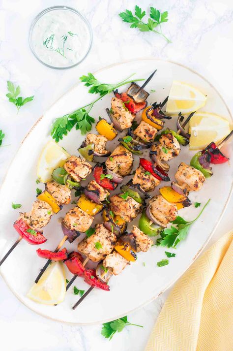 Kebab Marinade, Picknick Snacks, Shishkabobs Recipe, Mediterranean Grilled Chicken, Braised Chicken Breast, Chicken Kabob Recipes, Grilled Chicken Kabobs, Chicken Kebab Recipe, Chicken Kebab