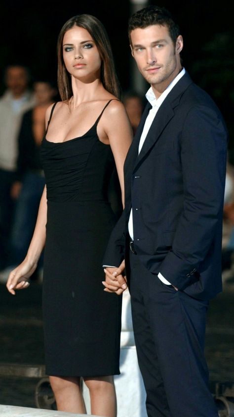 Adriana Lima Young, Adriana Lima Style, Couple Holding Hands, Vs Models, Helena Christensen, Gisele Bündchen, Linda Evangelista, Claudia Schiffer, Top Models