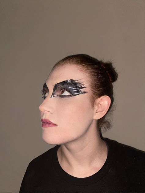 makeup black swan natalie portman art gothic eyemakeup tutorial swan feathers smoky eye winter makeup theater Black Swan Make Up, Black Swan Makeup Halloween, Swan Inspired Makeup, Black Swan Makeup, Black Lipstick Makeup, Gothic Artists, Swan Makeup, Black Lipstick, Inspired Makeup