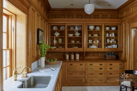 . Oak Bathroom Cabinets, American Style Kitchen, Painting Bathroom Cabinets, Oak Bathroom, Victorian Kitchen, Oak Kitchen Cabinets, Oak Kitchen, Kitchen Cabinetry, Design Kitchen