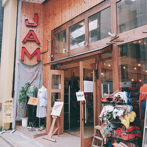 10 Thrift Stores In Osaka For Cheap Pre-Loved Clothes, Shoes, And Knick-Knacks - TheSmartLocal Tokyo Thrift Stores, Thrifting In Japan, Osaka Fashion, Plus Size Western Wear, Tokyo Vintage, Plus Size Vintage Clothing, Japan Bucket List, Vintage Thrift Stores, Japan Holidays