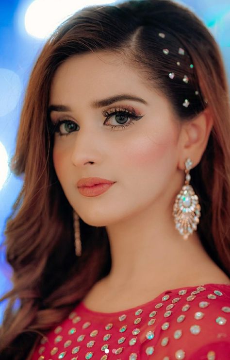 Hairstyle On Maxi, Barat Hairstyles Pakistani For Sisters, Mehndi Makeup Looks Pakistani, Barat Hairstyles, Party Makeup Looks Pakistani, Alishba Anjum, Pakistani Bridesmaids, Farewell Saree, Mehndi Makeup