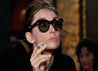 15 things you should never say to a book lover. Audrey Hepburn Sunglasses, Best Formal Dresses, Animiertes Gif, Funny Random, I Love Cinema, Vampire Academy, Breakfast At Tiffanys, Book Humor, Drinking Beer