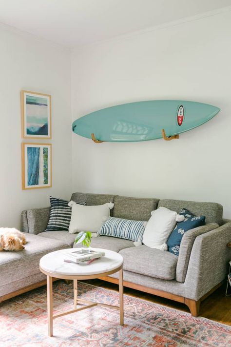 Surfboard Over Couch, Surfboard Decor Living Room, Surfboard In Living Room, Surf House Living Room, Surfboard Living Room, Surf Decor Living Room, Beach Apartment Living Room, Carrie Apartment, Surf Apartment