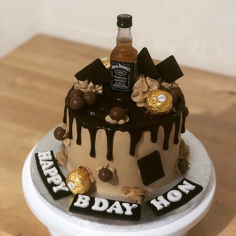 mocha chiffon drip cake. i love it 🥰❤️🎂 Drip Cake, Drip Cakes, I Love It, Mocha, Love It, Art Tattoo, Cake Decorating, Birthday Cake, Chiffon