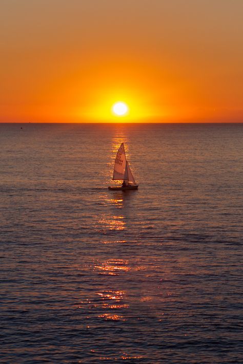 Sailing Pictures, Leo Energy, Mountain Lakes, Sun Setting, Ocean Pictures, Dawn And Dusk, Ocean Wallpaper, Best Sunset, Menorca