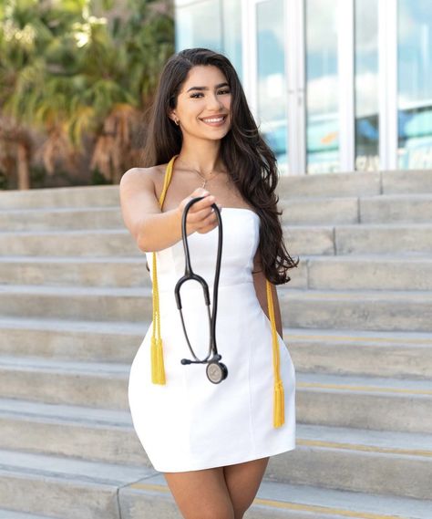 Nursing School Graduation Pictures, Med School Graduation, Graduation Outfit College, Graduate Nurse, Nurse Pics, Thank The Lord, Nursing Graduation Pictures, Being A Nurse, College Graduation Photoshoot