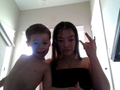 Funny Sibling Pictures, Real Reference, Siblings Photos, Sibling Pictures, Siblings Funny, Photo Funny, Funny Photo, Insta Ideas