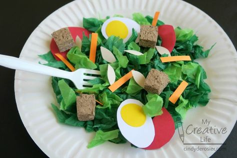 Faux Salad Craft | Fun Family Crafts Healthy Food Activities, Preschool Food, Healthy Plate, Food Activities, Paper Plate Crafts, Plate Crafts, Family Crafts, Food Crafts, Play Food