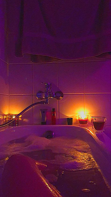 Candle Light Bath Tub, Bathroom Vibes Led Lights, Chill Bathroom Ideas, Candle Lit Bathroom, Bath With Candles, Bath Tub Aesthetic, Candle Light Bath, Led Lights Bedroom Aesthetic, Pink Led Lights