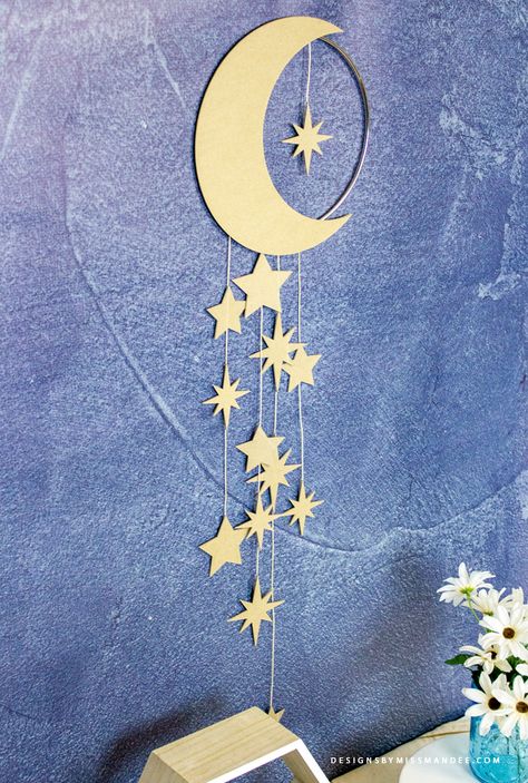 FREE Star Wall Hanging – DIY Nursery Decor - Designs By Miss Mandee. Stars, moon, moon and stars, DIY, craft, chip board, Cricut, die cut, wall hanging, decor, nursery, baby decor, knife blade, DIY decor, SVG. #cricutmade #nurserydecor #freeSVG Decoraciones Ramadan, Star Wall Hanging, Kerajinan Diy, Diy Nursery Decor, Ramadan Kareem Decoration, Diy Wand, Ramadan Decoration, Paper Wall Hanging, Ramadan Crafts