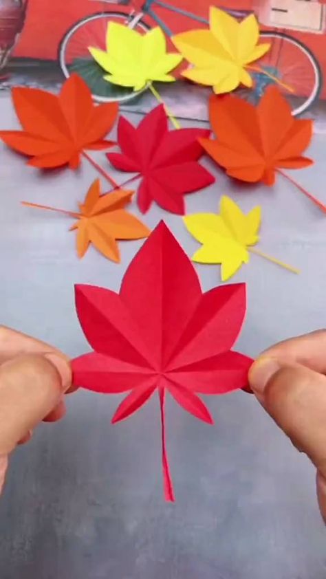 Instruções Origami, Hand Crafts For Kids, Paper Leaves, Handmade Paper Crafts, Paper Craft Diy Projects, Handmade Flowers Paper, Diy Paper Crafts Decoration, Paper Flowers Craft, Diy Crafts Paper Flowers