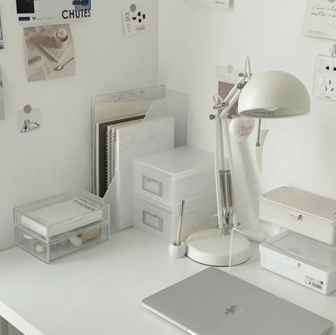 Acubi Room, White Desk Setup, Dream Desk, Study Desk Decor, Desk Inspo, White Desk, Pinterest Room Decor, Study Room Decor, Room Desk