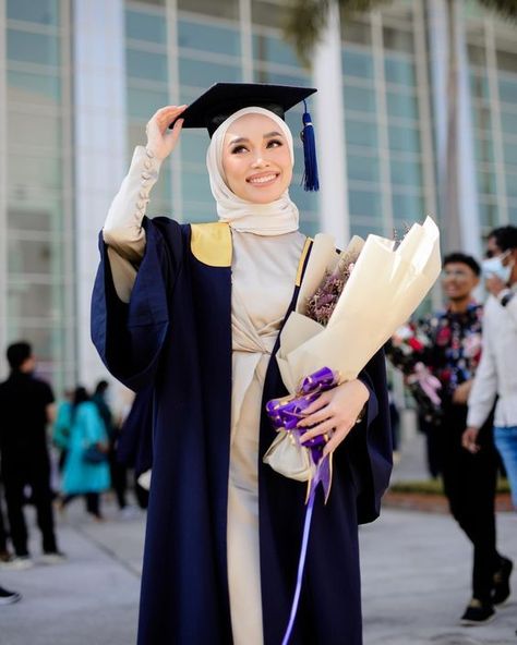 Photo Of Graduation, How To Take Graduation Photos, Photoshoot Ideas For Graduation, Graduation Pictures Hijab, Convocation Outfit Graduation, Hijabi Graduation, Graduation Pictures Ideas, Convocation Photography, Convocation Outfit