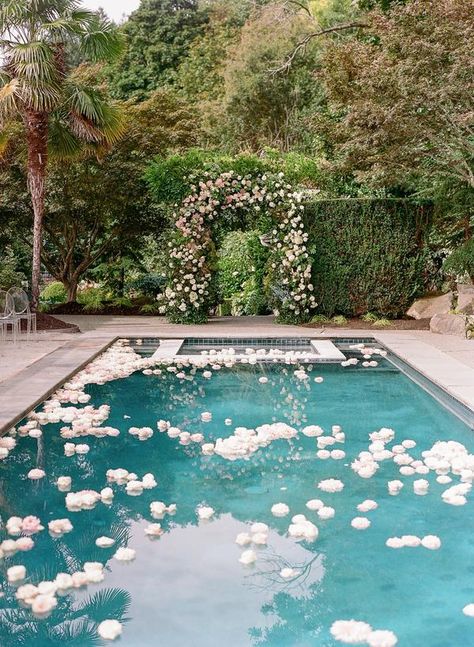 Pool Floaters For Wedding, Wedding Reception By Pool, Small Backyard Wedding With Pool, Beach Backyard Wedding, Florida Backyard Wedding, Backyard Wedding With Pool, Outdoor Bar Party, Pool Wedding Reception, Poolside Wedding Ceremony