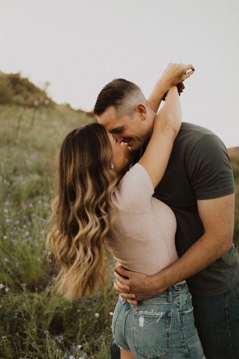 Engagement Shoots Poses, Shooting Couple, Engagement Photography Poses, Cute Engagement Photos, Couple Engagement Pictures, Photographie Portrait Inspiration, Engagement Photos Fall, Couple Picture Poses, Engagement Poses